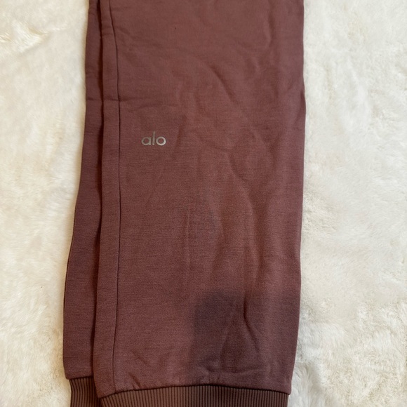ALO Yoga Smoky Quartz Sweatpants - Picture 4 of 9